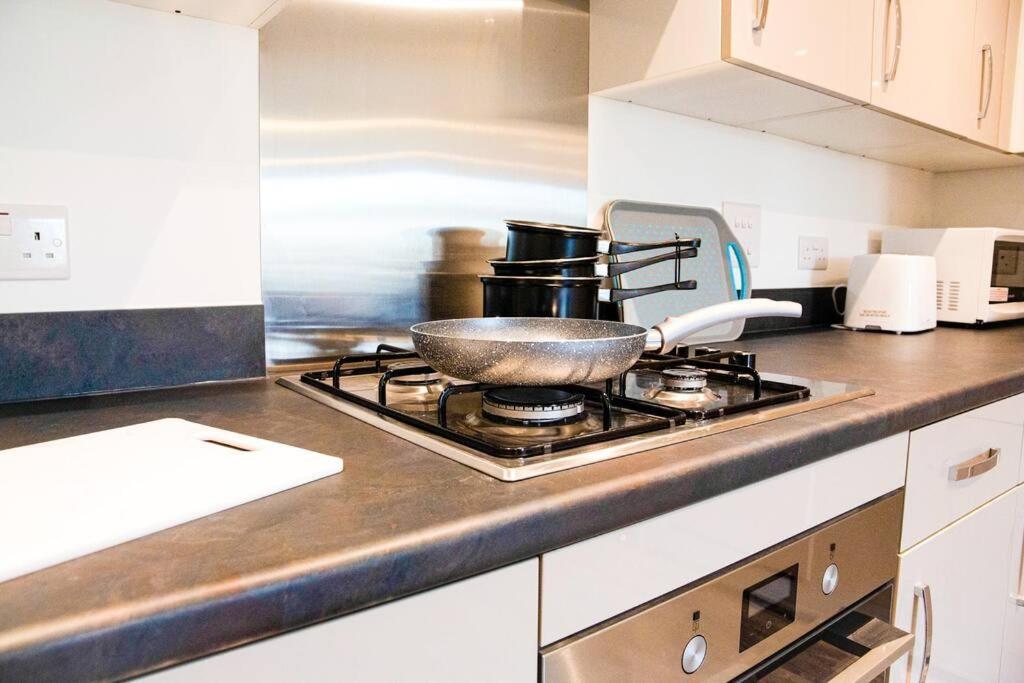 A Luxury 2 Bedroom Apartment With 2 Free Parking Chatham  Exterior foto