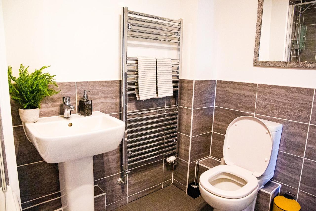 A Luxury 2 Bedroom Apartment With 2 Free Parking Chatham  Exterior foto