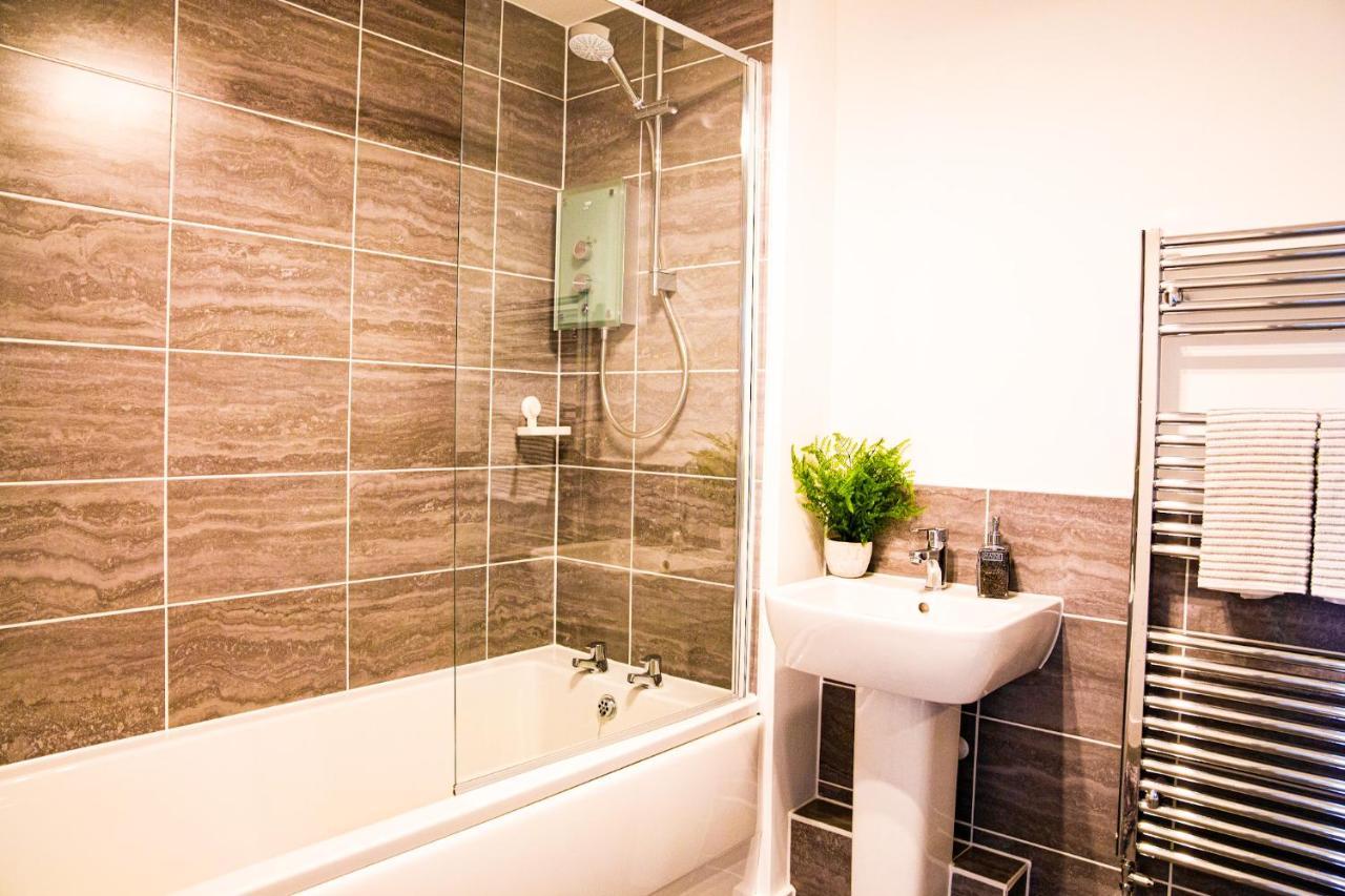 A Luxury 2 Bedroom Apartment With 2 Free Parking Chatham  Exterior foto