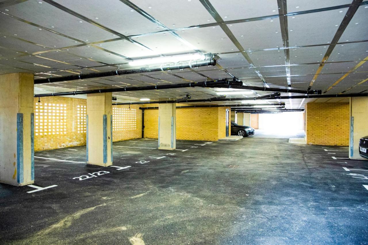 A Luxury 2 Bedroom Apartment With 2 Free Parking Chatham  Exterior foto